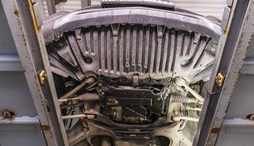 На фото видно течь поддона двигателя при ремонте Mercedes GLK, которая возникла из-за нарушения герметичности стыка с двигателем