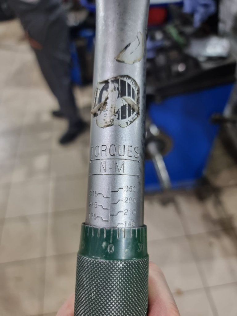 Момент затяжки колесных болтов и гаек Мерседес при шиномонтаже