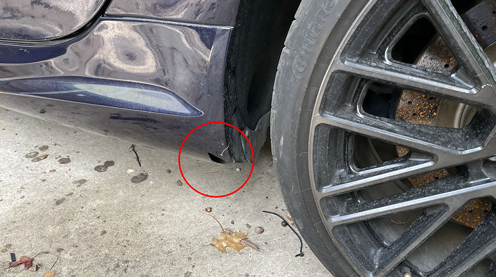 Повреждение порога Мерседес от домкрата при неправильном шиномонтаже